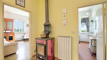Family Apartment, Multiple Bedrooms (Cozy Counrtry House Btn) | Interior