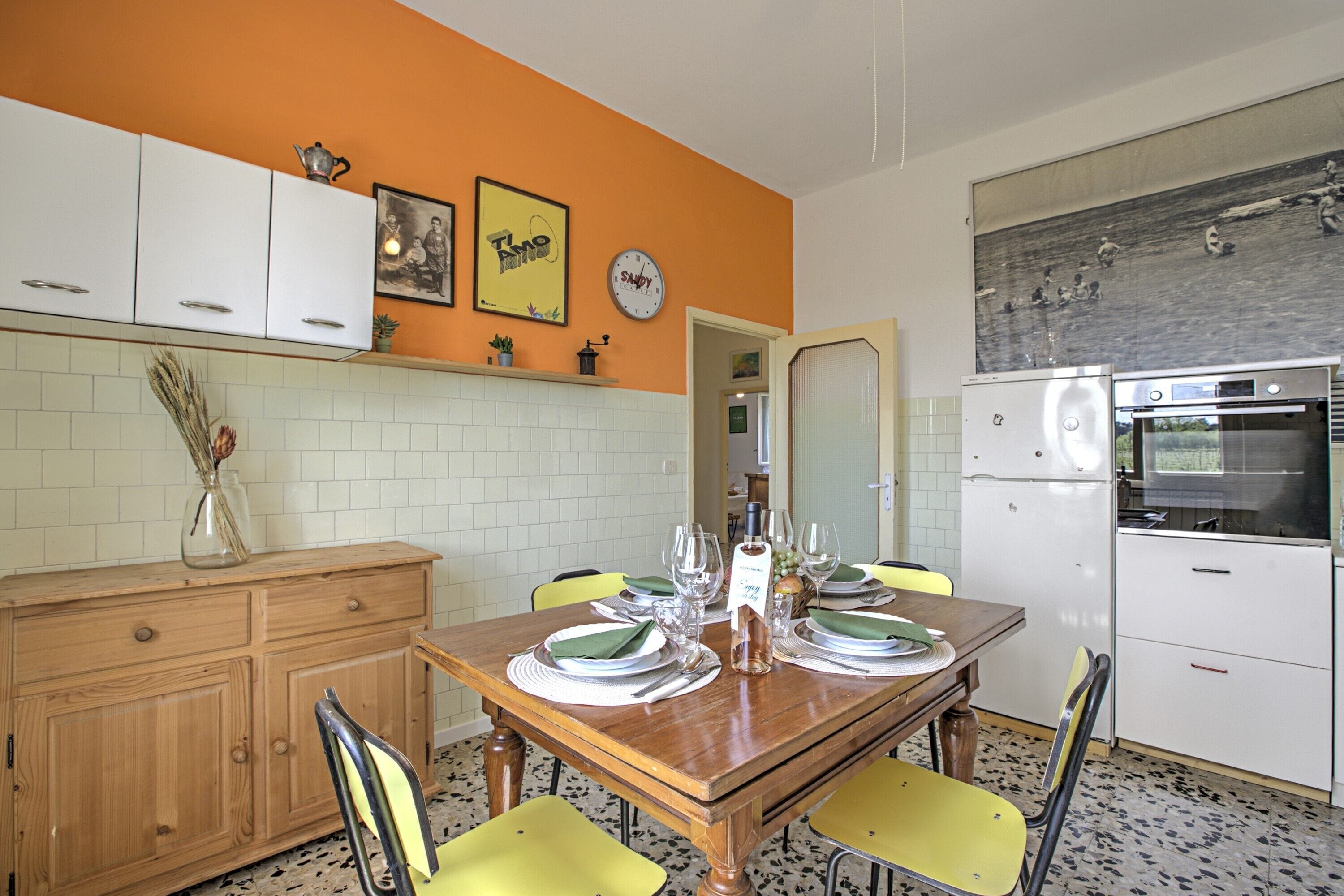 Family Apartment, Multiple Bedrooms (Cozy Counrtry House Btn) | Dining