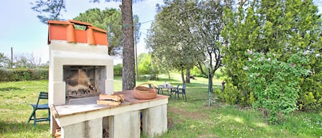 Family Apartment, Multiple Bedrooms (Cozy Counrtry House Btn) | Outdoor dining