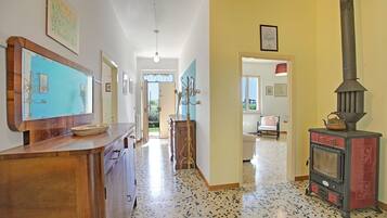 Family Apartment, Multiple Bedrooms (Cozy Counrtry House Btn) | Interior