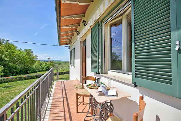 Departamento familiar, varias habitaciones (Cozy Counrtry House Btn) | Restaurante al aire libre