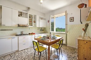 ファミリー アパートメント 2 ベッドルーム (Family Tuscan Home among the) | 専用キッチン | 冷蔵庫、オーブン、コンロ、コーヒー / ティーメーカー