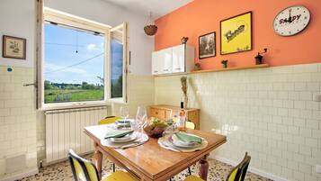 Family Apartment, Multiple Bedrooms (Cozy Counrtry House Btn) | Tempat makan