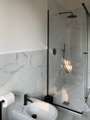 Bruser, hårtørrer, bidet, Sæbe