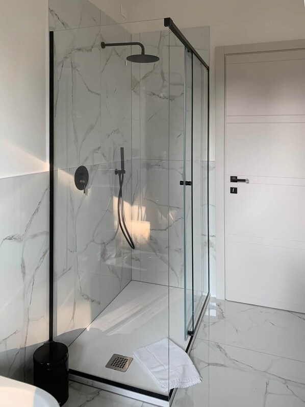 Regadera, secadora de cabello, bidet, jabón 