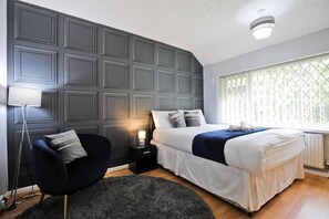 3 bedrooms, desk, free WiFi, bed sheets - Spacious House for Relocating - Workers - Families (Cheadle)