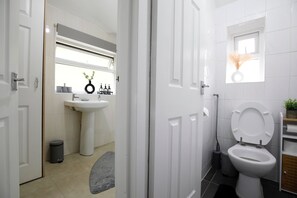 Shower, towels - Spacious House for Relocating - Workers - Families (Cheadle)