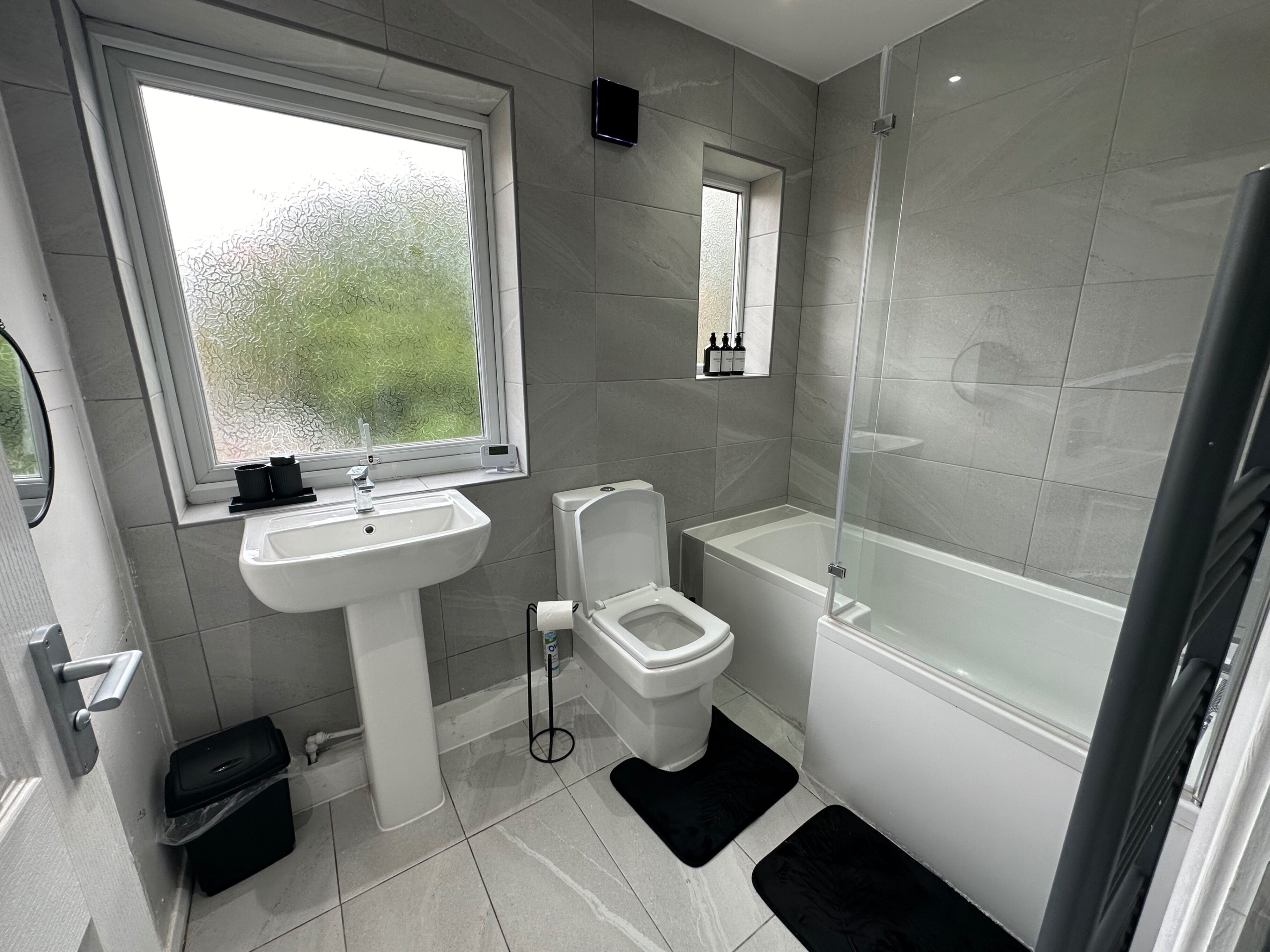 A bathroom with a sink, toilet, and bathtub.