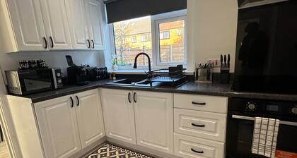 Airport House - Long Stays, Near Hospital!