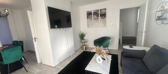 Airport House - Long Stays, Near Hospital!