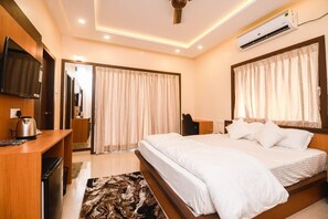 Deluxe-Doppelzimmer, Gartenblick | Schreibtisch, laptopgeeigneter Arbeitsplatz, kostenloses WLAN