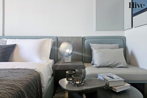 Planxa i posts de planxar, wifi gratuïta i roba de llit 