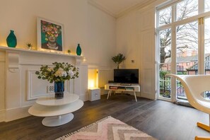 Televisión y oficina 