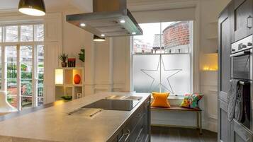 Een koelkast, een microgolfoven, een oven, een kookplaat