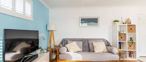 Televisión, chimenea y oficina