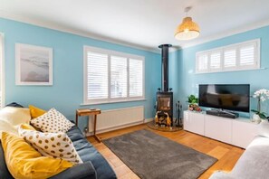 TV, fireplace, offices - Host & Stay | Gorse Cottage (Mundesley)
