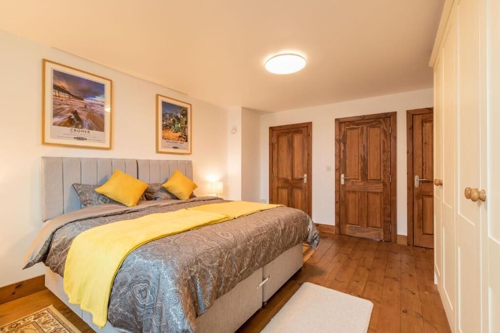2 bedrooms, iron/ironing board, travel cot, WiFi