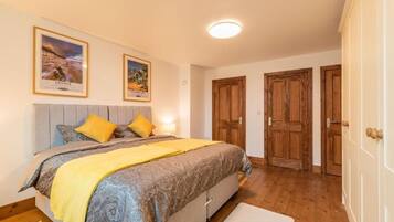 2 bedrooms, iron/ironing board, travel cot, WiFi