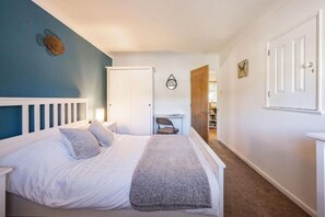 2 habitaciones, tabla de planchar con plancha, cuna de viaje y wifi