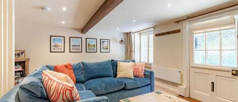 تلفزيون، مدفأة، مكتب