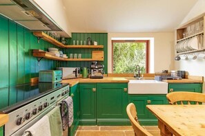 Kjøleskap, mikrobølgeovn, ovn og kaffetrakter/tekoker