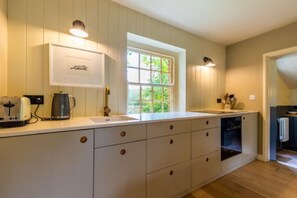 Een koelkast, een microgolfoven, een oven, een kookplaat