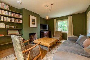 TV, DVD player, offices - Host & Stay | Haclins Cottage (Stibbard)