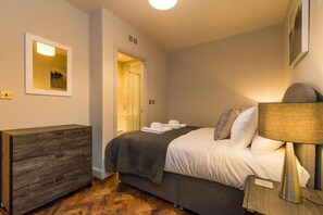 3 habitaciones, escritorio, tabla de planchar con plancha y wifi