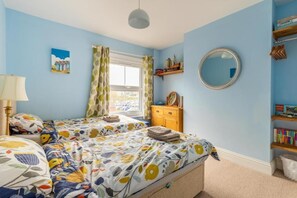 2 bedrooms, desk, iron/ironing board, WiFi