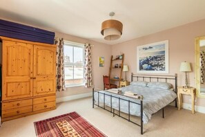 2 bedrooms, desk, iron/ironing board, WiFi