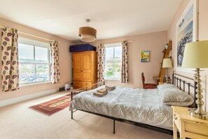 2 室のベッドルーム、デスク、アイロン / アイロン台、WiFi