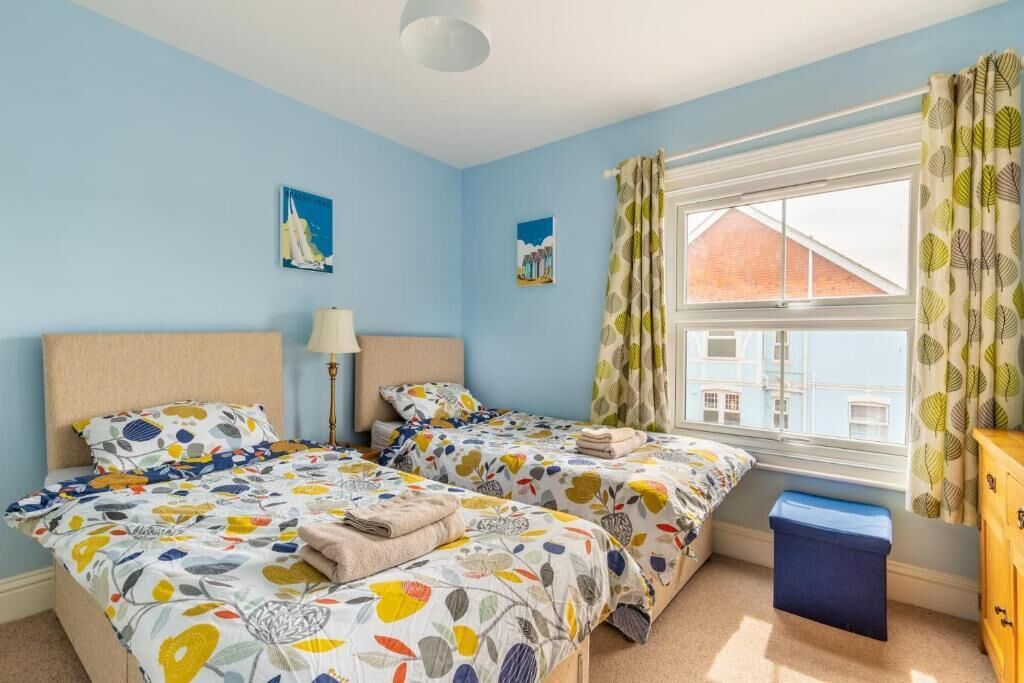 2 bedrooms, desk, iron/ironing board, WiFi