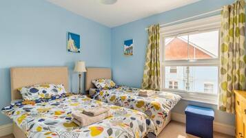 2 bedrooms, desk, iron/ironing board, WiFi