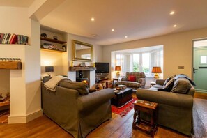 Fernseher, Kamin, DVD-Player