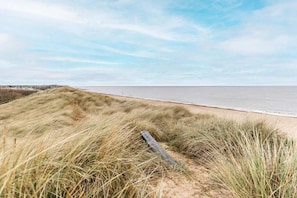 A beach with dunes and a clear sky. - Host & Stay | Wylaway (Norwich)