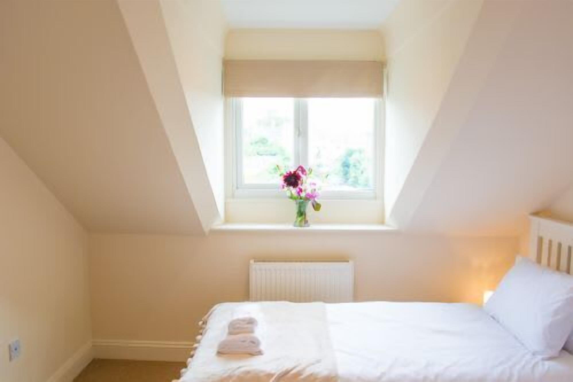 2 bedrooms, desk, WiFi, bed sheets