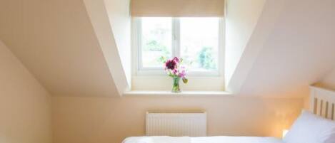 2 bedrooms, desk, WiFi, bed sheets