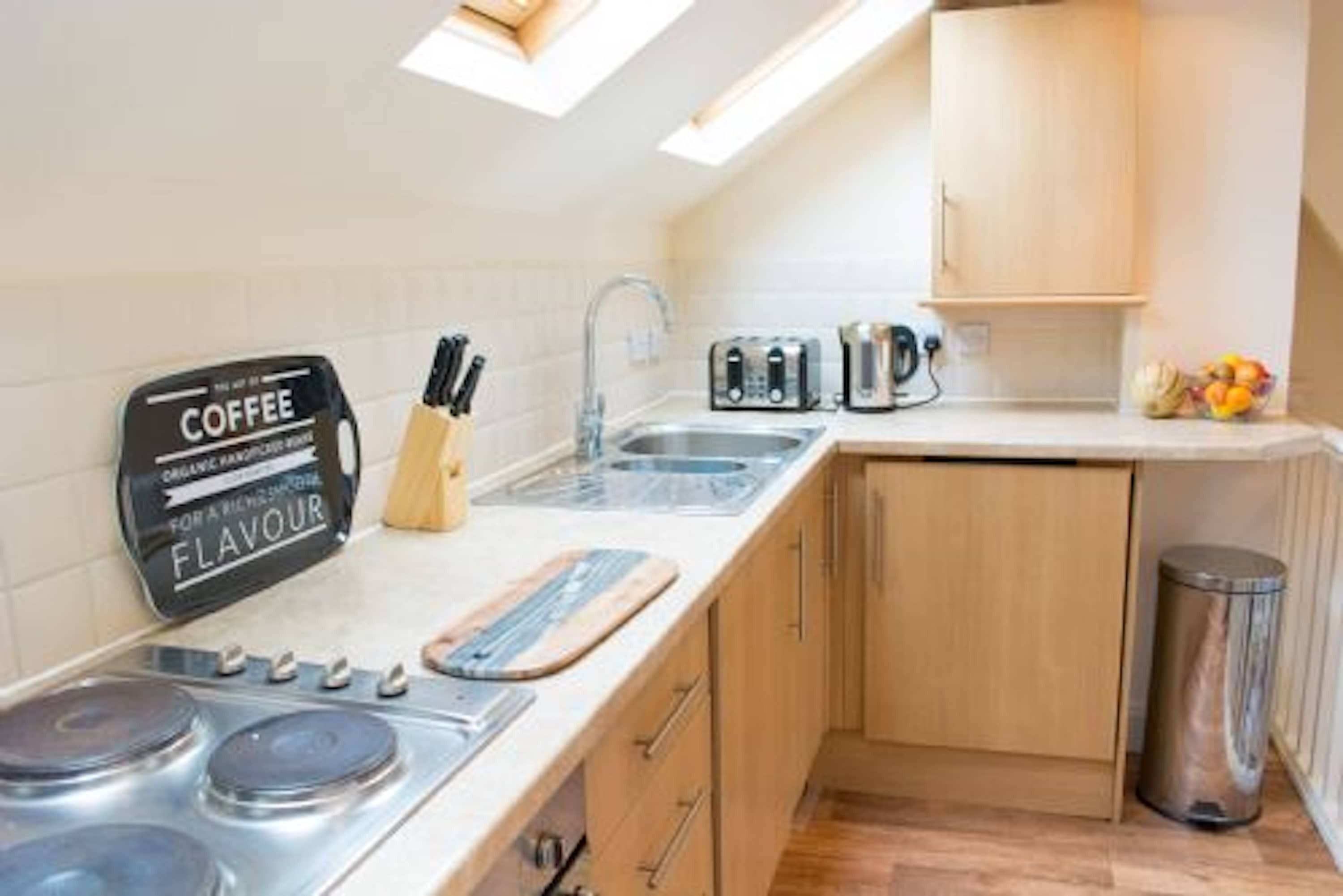 冷蔵庫、電子レンジ、オーブン、電気ポット