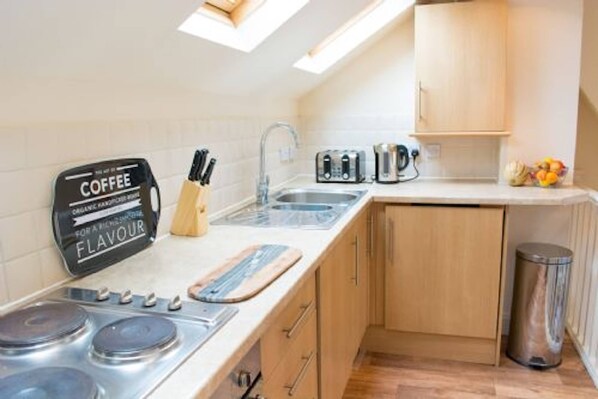 Réfrigérateur, micro-ondes, four, bouilloire électrique