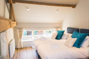 3 bedrooms, WiFi, bed sheets - Host & Stay | Boathouse Barn (Frettenham)