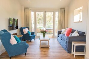 TV, DVD player - Host & Stay | Boathouse Barn (Frettenham)