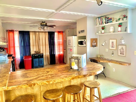 冷蔵庫、電子レンジ、オーブン、コンロ. A home away from home!