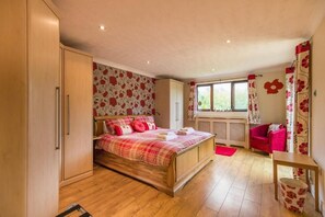 5 habitaciones, escritorio, tabla de planchar con plancha y wifi 