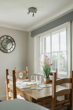 Dining - Host & Stay | Manor View (Fakenham)
