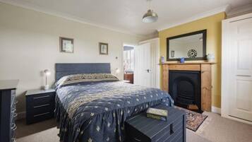 1 bedroom, desk, iron/ironing board, WiFi