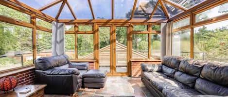 テレビ、暖炉、書斎 / ワークスペース