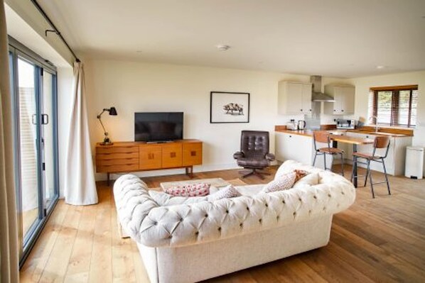 Televisión y oficina 