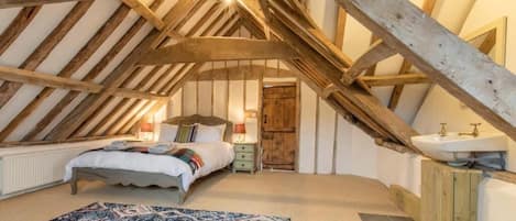 5 bedrooms, desk, iron/ironing board, WiFi