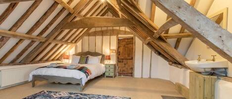 5 bedrooms, iron/ironing board, WiFi, bed sheets