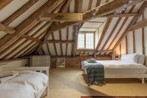 5 bedrooms, desk, iron/ironing board, WiFi